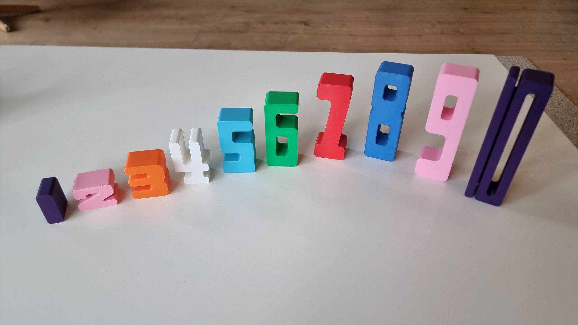 Numbini Zahlenwelt mit aufgereihten Zahlen von 1 bis 10 zum spielerischen Lernen und Erkennen von Zahlenfolgen