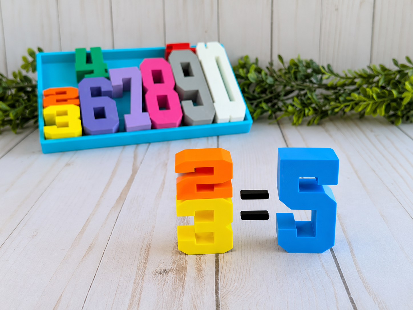 Bunte Zahlen für Kinder zum spielerischen Rechnen lernen mit Beispiel 2 plus 3 gleich 5.